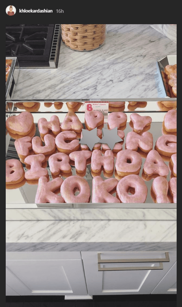 En la celebración faltó la mayor del clan, Kourtney, quien 
<b><a href="https://www.univision.com/entretenimiento/asi-fueron-las-fabulosas-vacaciones-de-kourtney-kardashian-y-su-novio-en-italia-fotos  ">está de vacaciones</a></b> en Italia con su novio 
<b>Younes Bendjima</b>. Tampoco se vio en las imágenes a 
<b><a href="https://www.univision.com/entretenimiento/blac-chyna-acusa-a-rob-kardashian-de-no-pagar-la-elevada-manutencion-de-dream-fotos">Rob Kardashian</a></b>.