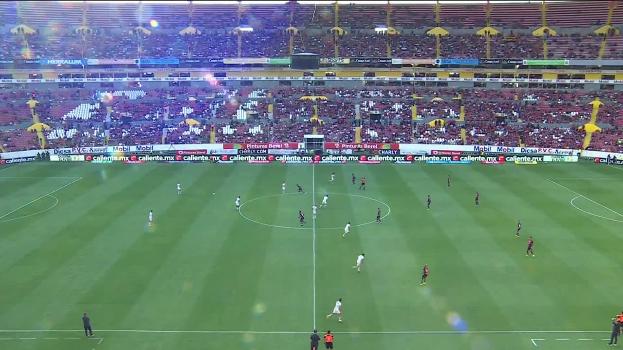 Arranca el partido y la pelota está en juego.