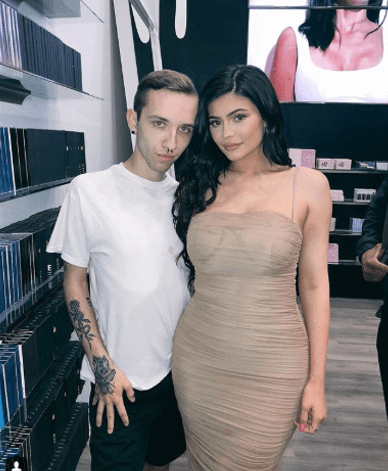 “Me alegra que los medios estén reconociendo 
<b><a href="https://www.univision.com/entretenimiento/kylie-jenner-presume-su-vientre-plano-a-solo-tres-meses-de-haberse-convertido-en-mama">el gesto de Kylie Jenner</a></b>”, añadió Cyrus.