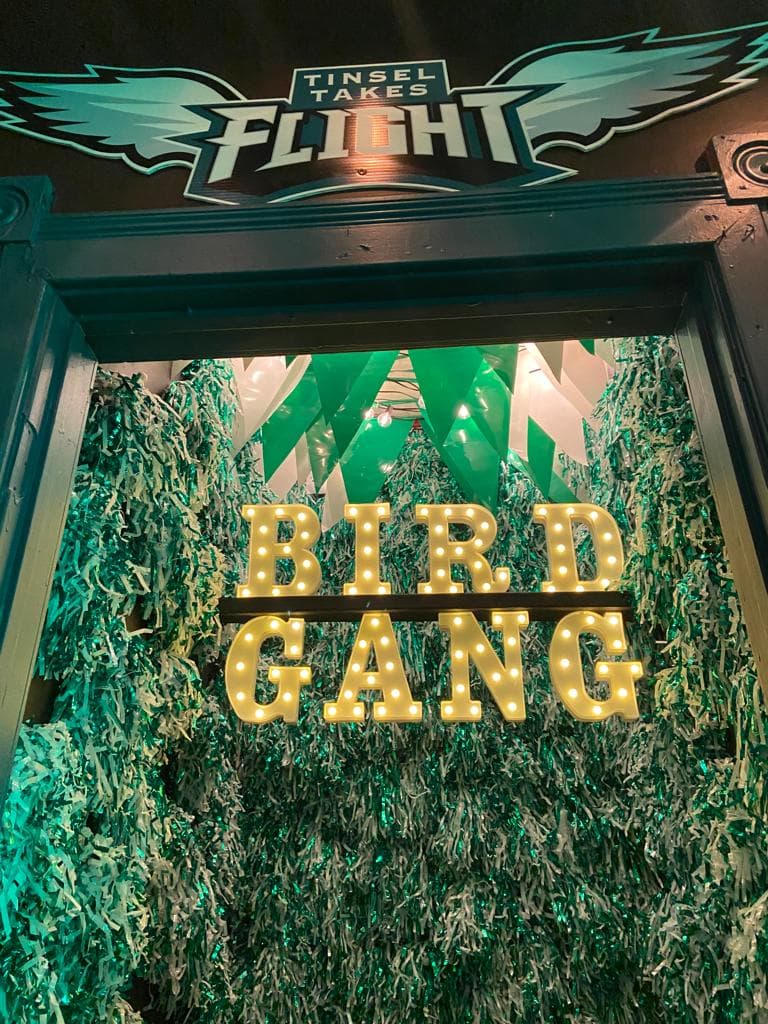 El bar, conocido por sus ventanas emergentes navideñas, se ha transformado con recuerdos con el tema de las Águilas, instalaciones de arte originales, murales, oportunidades para tomar fotografías e instalaciones de luces.