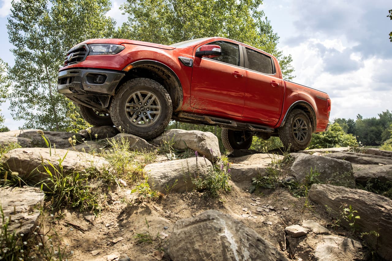 Con este paquete, la pickup mediana gana una mayor distancia del suelo, 0.8 pulgadas más que la versión convencional, una suspensión modificada para soportar mejor las irregularidades del camino y nuevos neumáticos Continental General Grabber A/TX de 32 pulgadas.