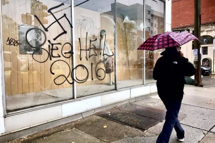 Una tienda del sur Filadelfia amaneció con un graffiti con la palabra "Trump", una esvástica en sustitución de la T y las palabras "Seig Heil 2016" al día siguiente de las elecciones, día que coincidió con el aniversario de los ataques de Kristallnacht (o la Noche de los Cristales Rotos) contra la población judía en Alemania en 1938. "Esto hace que este evento sea aún más angustioso y espantoso", dijo Nancy Baron-Baer, directora regional de la Anti Defamation League, una organización que monitorea crímenes de odio, particularmente antisemitas. 
<a href="http://www.phillyvoice.com/police-respond-swastika-painted-building-south-philly/">Reportado por Phillyvoice</a>.