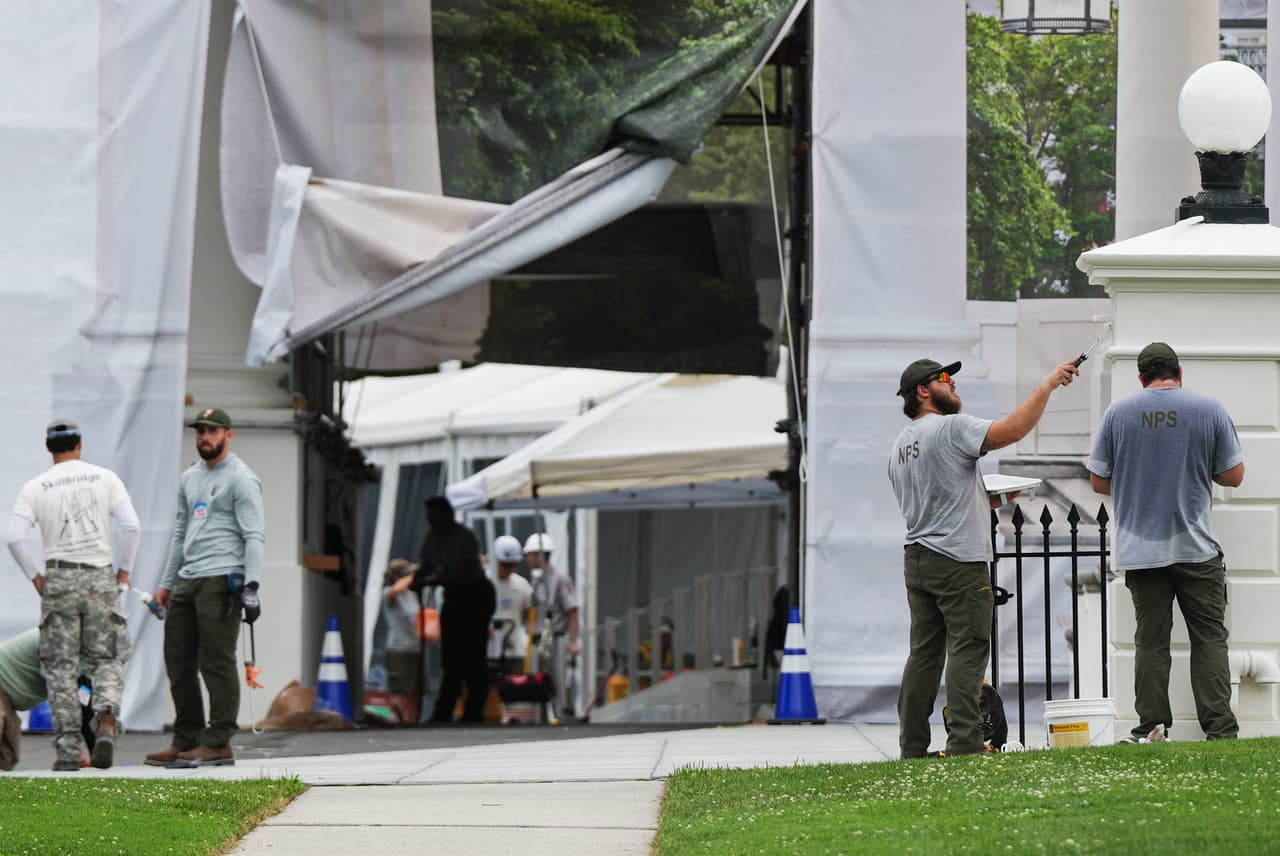 Empleados del Servicio de Parques Nacionales pintan una columna cerca del pórtico norte de la Casa Blanca, el martes 21 de julio de 2026, en Washington.