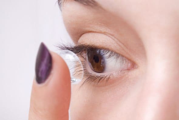 4. Lentes de contacto. Usarlos de forma inapropiada puede ser peligroso para tu visión. Puedes llegar a tener una infección o úlcera dolorosa y difícil de tratar.