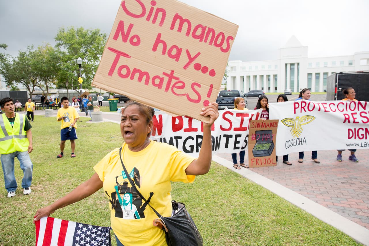 La marcha de Homestead, una ciudad agrícola a 40 millas al sur de Miami, fue una de las más numerosas del primero de mayo en Florida. Muchos de los manifestantes portaban carteles en los que mostraban por qué es importante la mano de obra inmigrante.