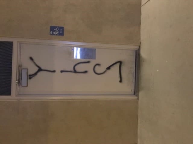 Los sospechosos hicieron grafiti en paredes de esta propiedad.
<br>