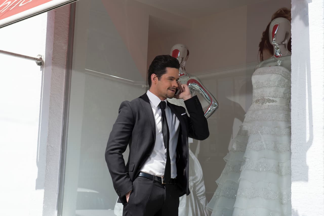 Eleazar aprovechó para hacer algunas llamadas.