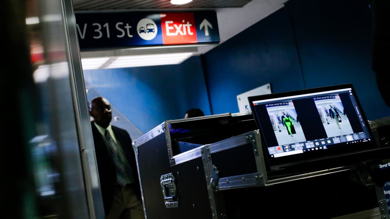 Esta tecnología también ayuda a identificar si una persona tiene objetos metálicos mediante la identificación de elementos que bloquean las emisiones naturales que emite el cuerpo.