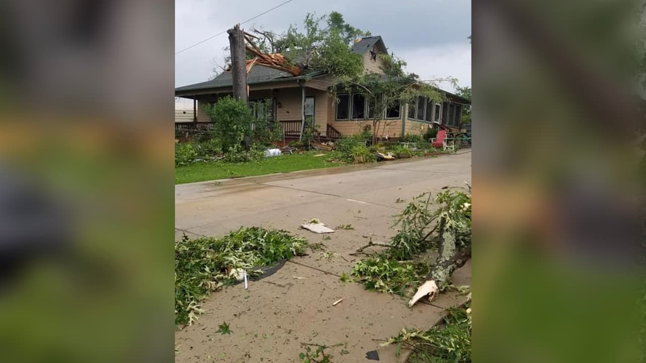 Las autoridades están evaluando los daños que ocasionó el tornado.