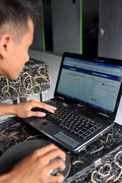 Las compañías que no solicitan los códigos personales apelan a recursos como pedir al postulante que se haga amigo de algún ejecutivo de la firma o que abra su cuenta en una de las computadoras de la empresa durante la entrevista. Una vez contratados, hay firmas que piden a sus empleados que se comprometan por escrito a no hablar mal de la empresa en las redes sociales.