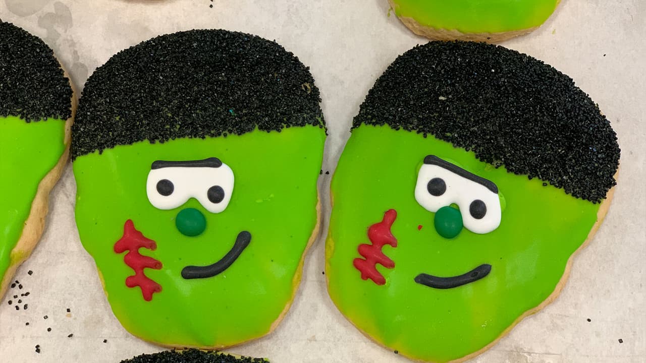 Las galletas con la cara de Frankenstein son algunas de las favoritas del publico que acude por algo diferente para disfrutar.