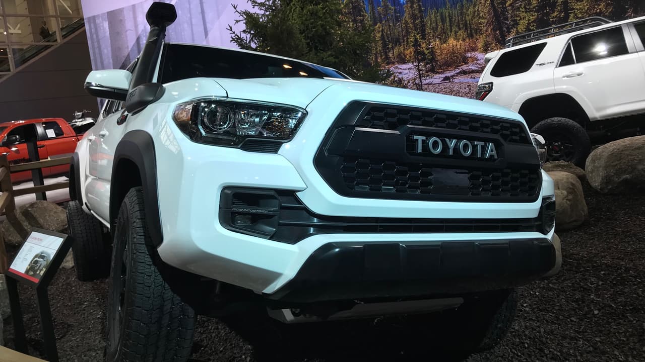 <h3 class="cms-h3-H3">Toyota Tacoma TRD Pro 2019</h3>
<br>
<br>Hace años que la camioneta pickup mediana de Toyota cuenta con una versión todoterreno muy capaz como parte del
<b><a href="https://www.univision.com/noticias/autos/chicago-auto-show-toyota-presenta-ajustes-en-sus-camionetas-trd-pro-2019-video" target="_blank">programa TRD Pro de Toyota</a></b>. En el auto Show de Chicago la Toyota Tacoma TRD Pro mostró mejoras significativas entre las que le encuentra el prominente 'snorkle' o respirador que apreciamos en la imagen.