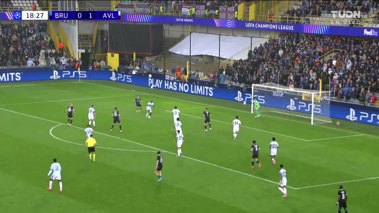 ¡GOL!  anota para Club Brugge. Hugo Vetlesen