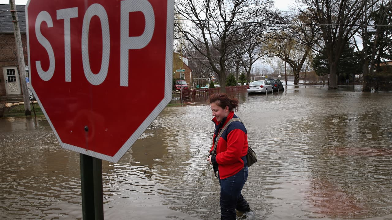 Una mujer caminó con agua casi hasta las rodillas el día 19 de abril de 2013.