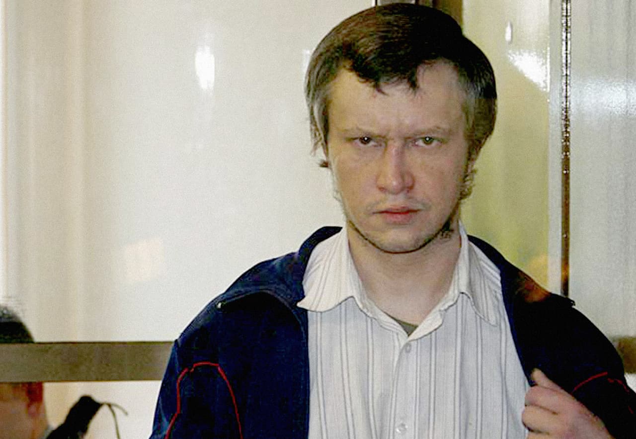<b>Aleksandr Pichushkin</b>, ‘el asesino del martillo’. Nació en 1974 en Moscú, donde fue acusado de matar a 49 personas desde 1992 hasta junio de 2006, cuando fue arrestado. Cometía sus crímenes a martillazos. También lo llamaban 'el asesino del ajedrez', porque hallaron en su escondite un tablero que iba llenando con su número de víctimas y pretendía llenar con las 64 casillas del juego. Confesó haber completado 61 'cuadros', pero solo lo acusaron por 49 que pudieron probar. En 2007 fue sentenciado a cadena perpetua.