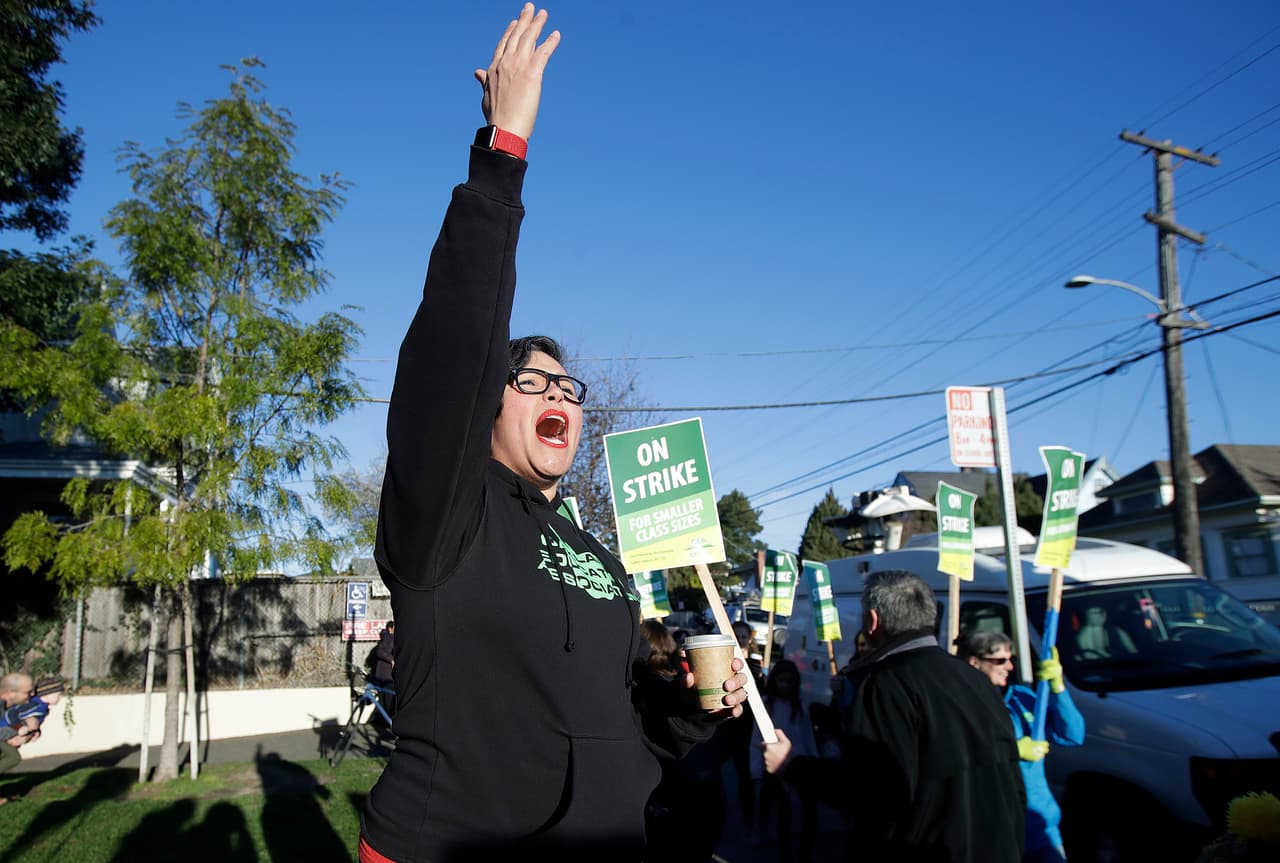 Esperanza Martinez, miembro del sindicato de maestros de Los Angeles, viajó hasta la escuela Manzanita Community de Oakland para apoyar a los maestros durante este inicio del paro indefinido de labores. Los profesores de L.A. estuvieron en huelga por casi dos semanas exigiendo mejores condiciones salariales y apoyo a los estudiantes.