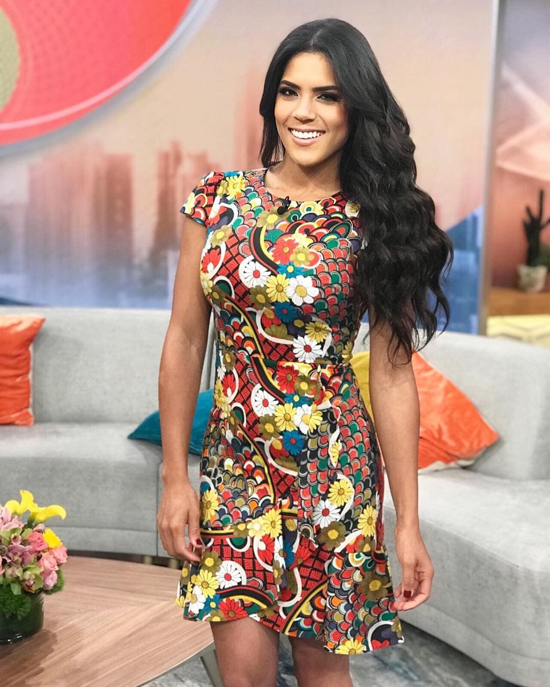 Más de 2 millones de personas que la siguen en redes sociales son testigos de la proyección que le da a su país de origen a través de su colorida vestimenta, como con este vestido de estampado floral que la hace ver fresca y sumamente femenina.