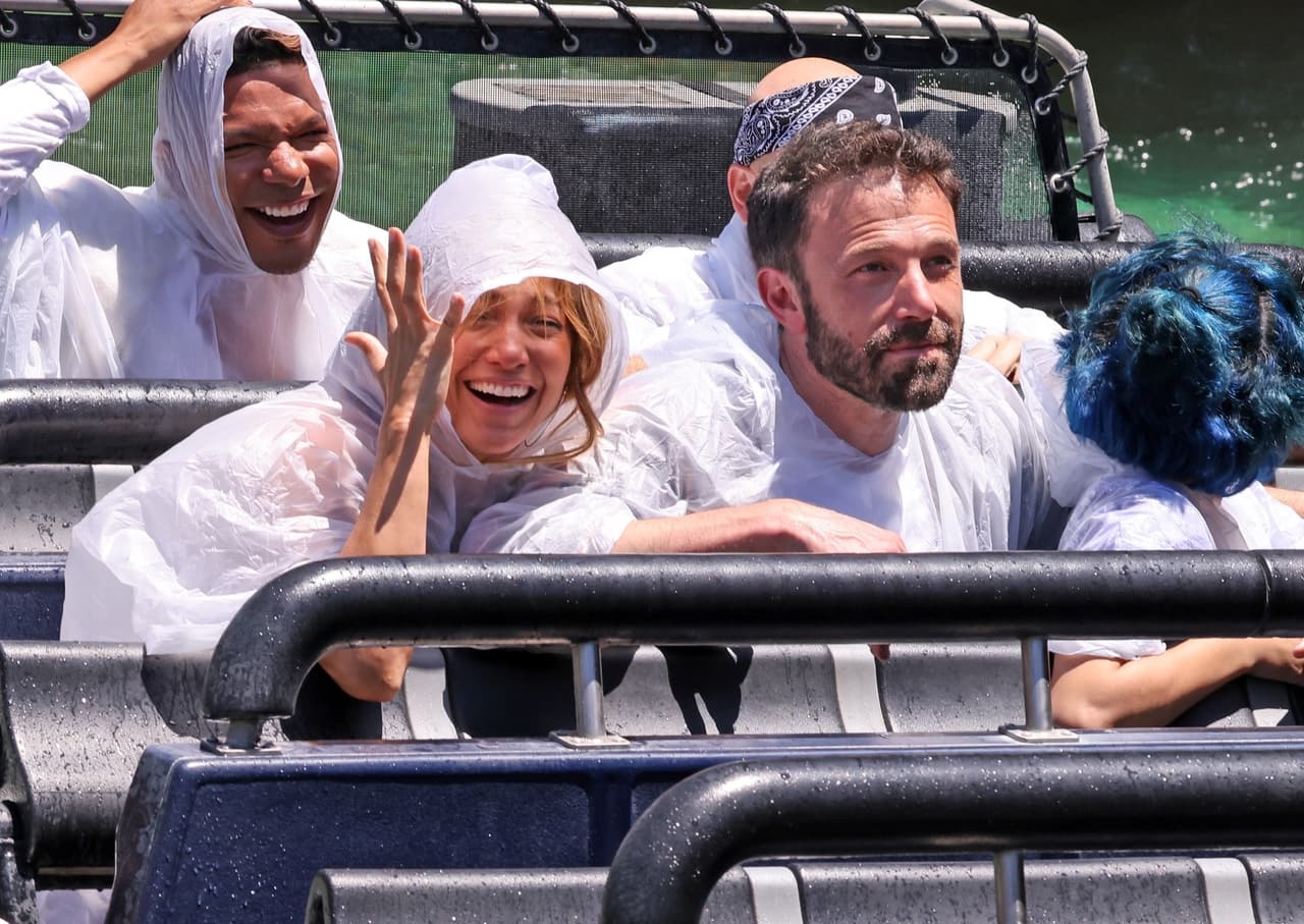 "Quiero que mi gente que se preocupa por mí, porque yo me preocupo tanto por ellos, sepa que realmente he llegado a un lugar en mi vida en el que soy genial por mi cuenta", agregó López en medio de este tórrido reencuentro con Affleck, con quien 
<b><a href="https://www.univision.com/famosos/interactivo-todos-los-amores-de-jennifer-lopez-a-lo-largo-de-34-anos" target="_blank">tuvo una relación amorosa desde finales de 2002</a></b> a enero de 2004. 
<br>