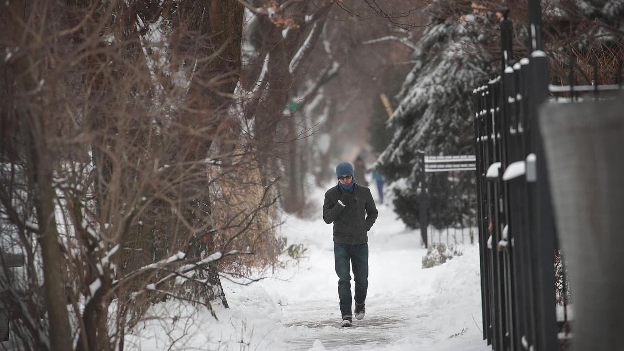 La nieve afecta las calles de Chicago.