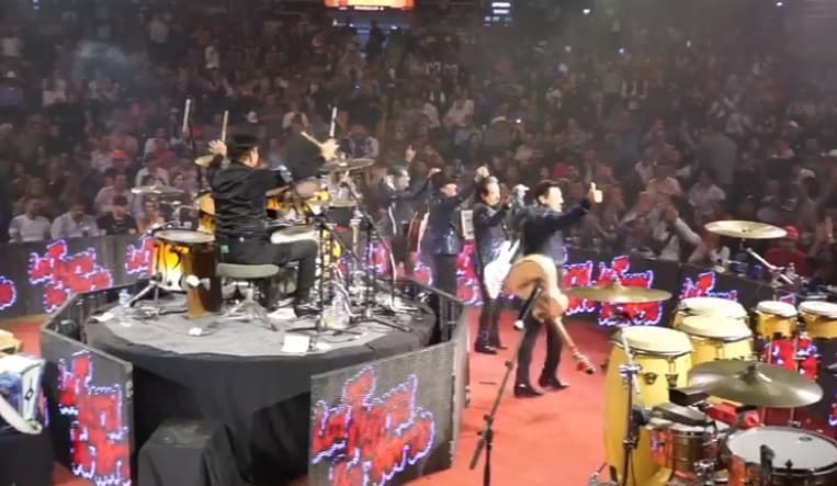Luego de casi cuatro horas de show, los integrantes del grupo norteño son despedidos con una cálida ovación.