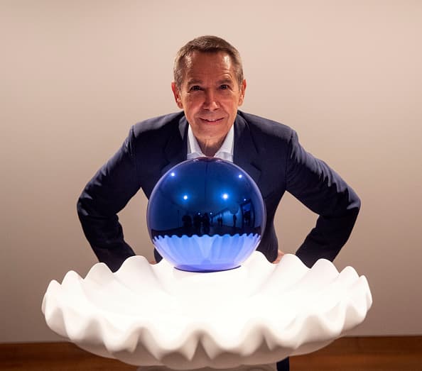 La carrera de Koons se ha visto envuelta en diversos escándalos, ha sido acusado de plagio en dos ocasiones 
<b>y su matrimonio con la actriz de cine pornográfico Cicciolina dio mucho de que hablar. </b>
<br>