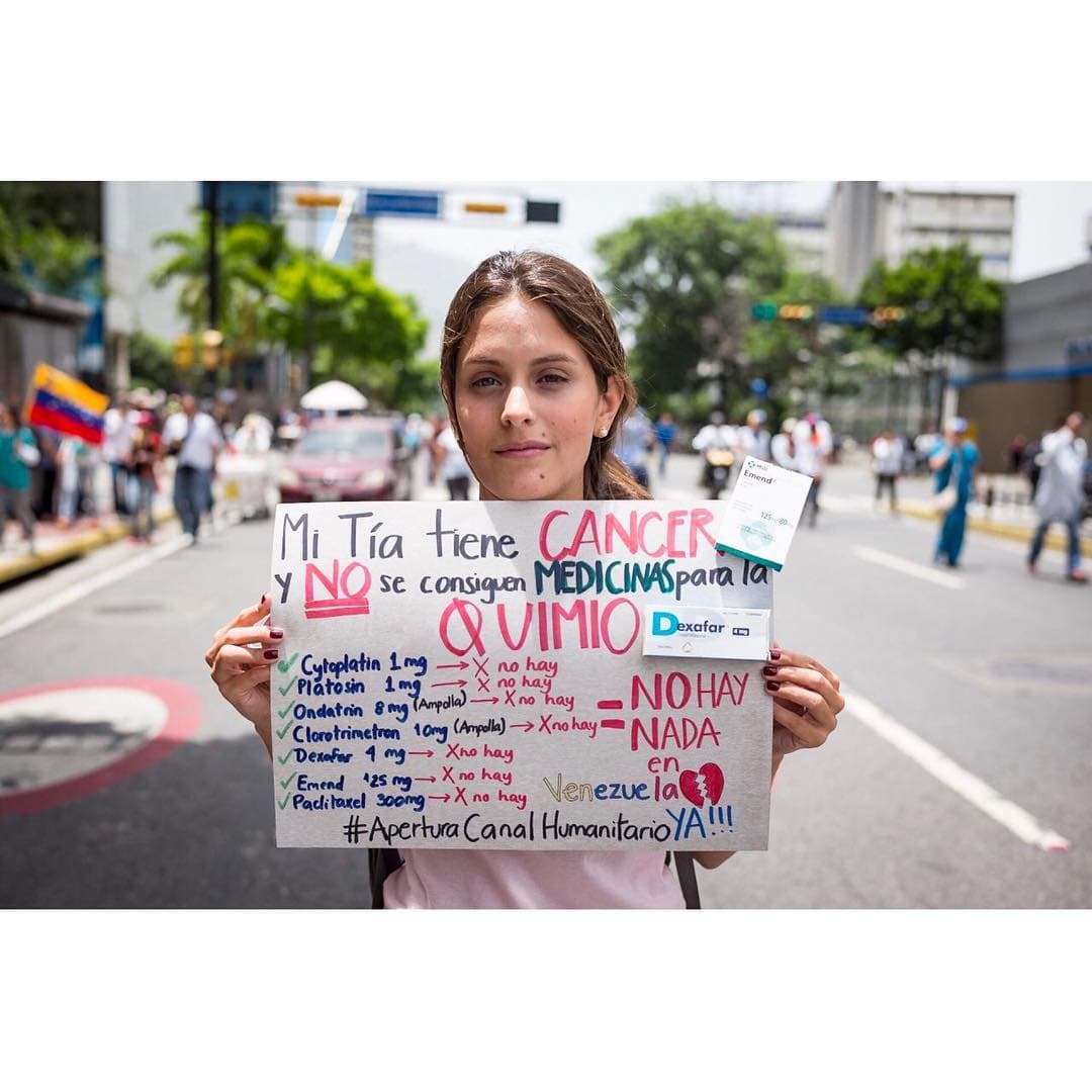 <b><a href="https://www.instagram.com/p/BUaaRkUA884/?taken-by=prodavinci">Alicia Larrazábal</a>, 22 años, estudiante de Derecho. </b>“Estamos aquí porque mi tía sufre de cáncer. Gracias a Dios hemos conseguido las 
<a href="http://www.univision.com/noticias/medicina-y-farmacia/las-redes-sociales-se-convierten-en-la-farmacia-de-los-venezolanos">medicinas en las redes sociales</a> y a través de amigos y familiares que tienen contactos en la medicina. Sin embargo, debemos pagar por ellos un precio muy alto. Quiero con mi cartel hablar también por aquellos que no tienen la facilidad para encontrar los medicamentos a través de un contacto o que no pueden pagarlo a un bachaquero. 
<b>¡No es posible que no se puedan conseguir en las farmacias! </b>Son largas colas en el Seguro Social para que, muchas veces, no nos puedan dar todas las medicinas que necesita un paciente oncológico”. Testimonio y foto: 
<a href="https://www.instagram.com/indirapop/">Indira Rojas</a> y 
<a href="https://www.instagram.com/@aka2863">Andrés Kerese</a>.