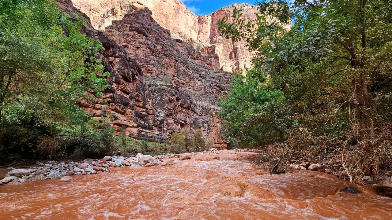 Bote se vuelca sobre el río Colorado en el Gran Cañón y un hombre de 80 años pierde la vida