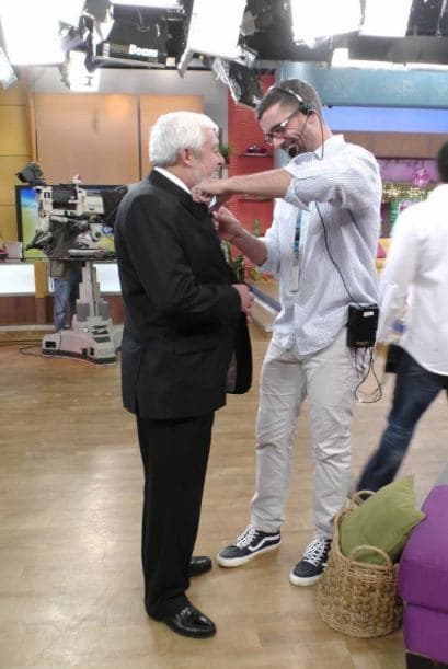 Backstage le ponían el micrófono para la entrevista que le haría Johnny Lozada.