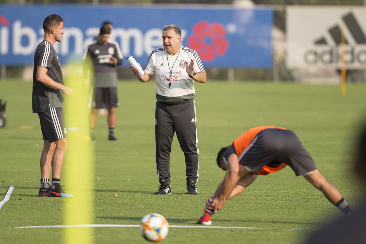 Detallista, enérgico, atento y muy dinámico se notó al argentino Gerardo Martino en su primer entrenamiento como director técnico de México en el Centro de Alto Rendimiento en la Ciudad de Mexico.