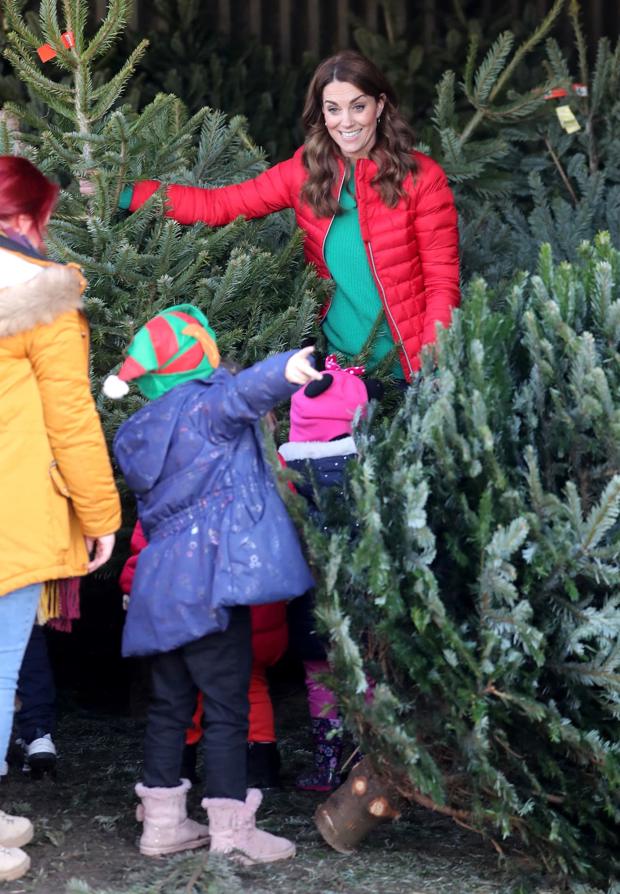 Para esta visita, la duquesa de Cambridge lució un 
<b><a href="https://www.univision.com/famosos/meghan-markle-se-convierte-en-la-persona-mas-influyente-de-la-moda-y-destrona-a-kylie-jenner-fotos" target="_blank">outfit</a></b> con colores navideños: chaqueta acolchada roja, un sueter color verde, jeans y botas.