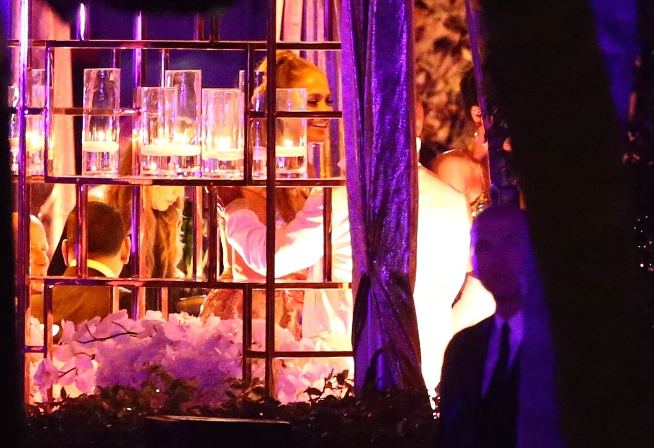 La cantante festejó junto a sus hijos, 
<b><a href="https://www.univision.com/famosos/mas-alla-de-la-faja-de-jlo-esto-sabemos-de-la-graduacion-de-sus-gemelos-y-la-hija-de-a-rod-fotos">los gemelos Max y Emme</a></b>, sus padres, hermanas, sobrinos, amigos y, por supuesto, de su prometido 
<b>Alex Rodríguez</b>.