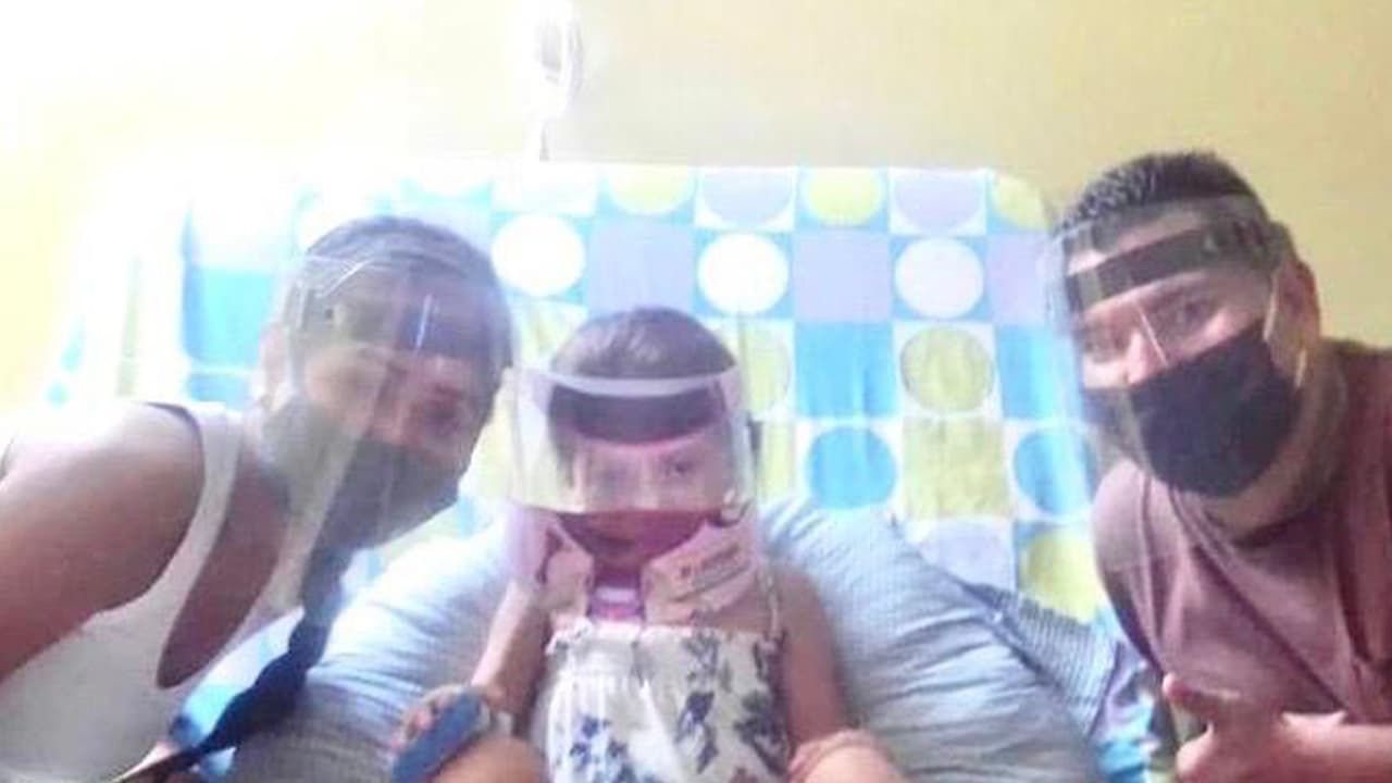 Desafortunadamente su 
<b><a href="https://www.univision.com/shows/despierta-america/conocimos-al-hombre-que-se-viralizo-al-envolver-regalos-para-pagar-su-tratamiento-de-cancer-este-es-su-mensaje-video">tumor</a></b> es inoperable. Ha recibido quimios gracias al seguro social de su país.