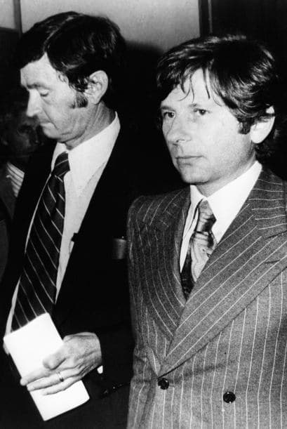 El director Roman Polanski fue arrestado y acusado por abuso sexual en contra de una menor de 13 años en Los Ángeles en marzo de 1977. Polanski se declaró inocente pero después aceptó una oferta de declararse culpable para así disminuir los cargos en su contra.