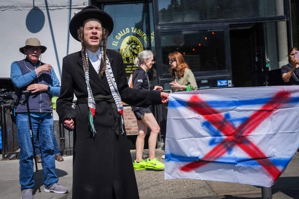 Y mientras que 
<b>en una esquina</b>, manifestantes reclamaban la renuncia del alcalde, por lo que califican como 
<b>un discurso antiisraelí</b>, en otra, un judío ultraortodoxo de la organización antisionista Neturei Karta, formó parte de una contraprotesta.
