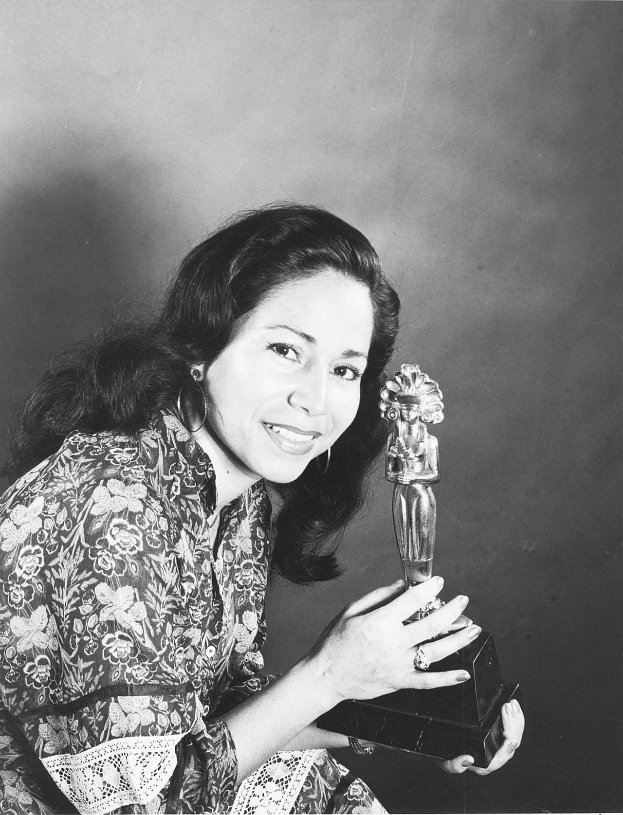 María Elena Velasco nació en la Puebla, México, el 17 de diciembre de 1940. Hija de un mecánico ferroviario llamado Tomás Velasco y de María Elena Fragoso, ama de casa. Cuando María Elena era adolescente, su padre murió de una infección y por ello tuvo que viajar a la Ciudad de México para ayudar a su mamá a mantener a sus cuatro hermanos.