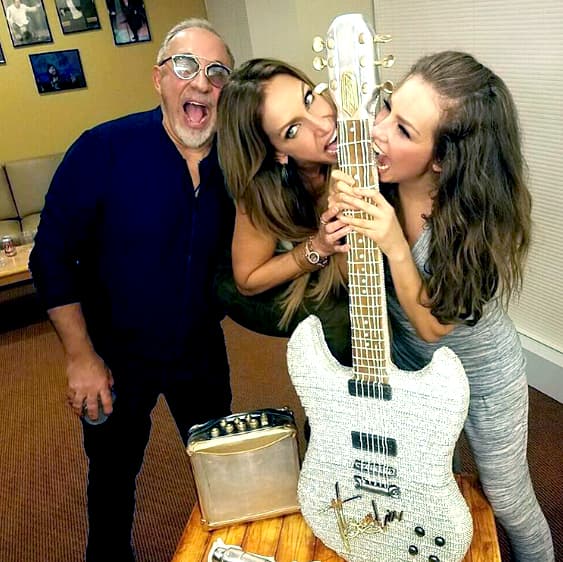 Todos sabemos que la cantante Thalía es como su hermana y el productor Emilio Estefan su querido tío.