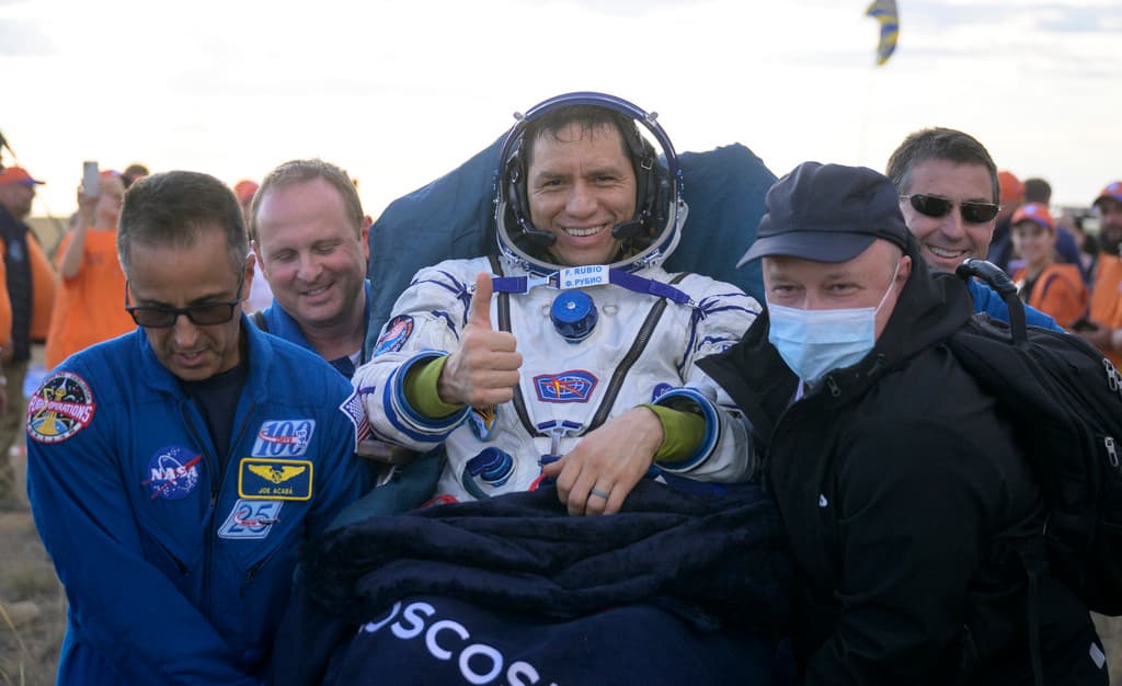 El astronauta de la NASA Frank Rubio es llevado a una tienda médica poco después de que Rubio y los cosmonautas rusos Dmitri Petelin y Sergey Prokopyev aterrizaran en su nave espacial Soyuz MS-23.
