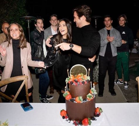 <b>Diego Boneta</b>
<br>
<a href="https://www.univision.com/famosos/diego-boneta-celebro-su-cumpleanos-31-con-renata-notni-fotos">Para su cumpleaños número 31</a>, el 29 de noviembre, el protagonista de 'Luis Miguel, la serie' (2018) celebró en compañía de su familia y amigos, si bien, no por ello su festejo tuvo la ausencia de glamour o extravagancia. Tan sólo hay que mirar el gran pastel de chocolate y frutos rojos que degustó.