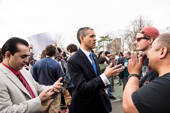 Un imitador de Barack Obama no faltó al evento de campaña de Bernie Sanders.
