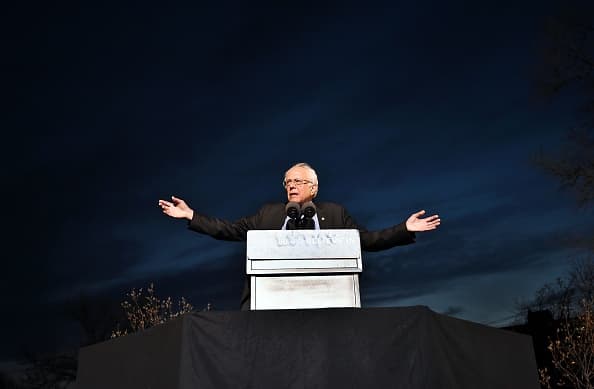 Ante una audiencia estimada en 15,000, Bernie Sanders prometió soluciones a la pobreza y las trabas con inmigración.