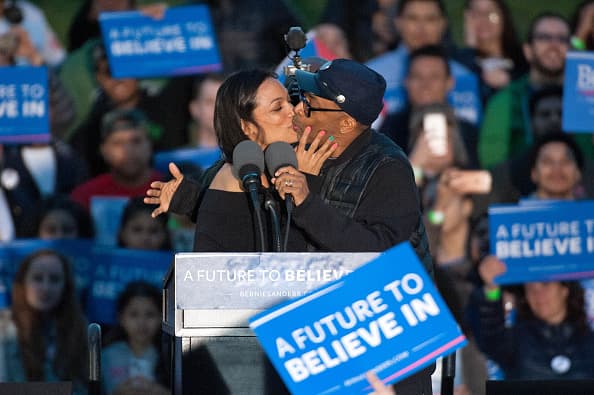El cineasta Spike Lee y la actriz Rosario Dawson sudaron amor y amistad durante el evento de campaña de Bernie Sanders.