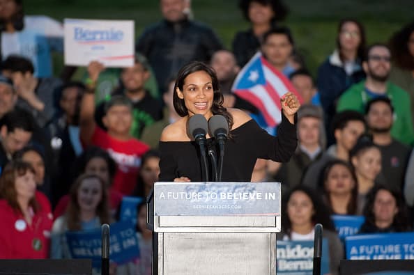 La actriz Rosario Dawson explicó a sus vecinos de El Bronx por qué Bernie Sanders es su candidato favorito para presidente de EEUU.