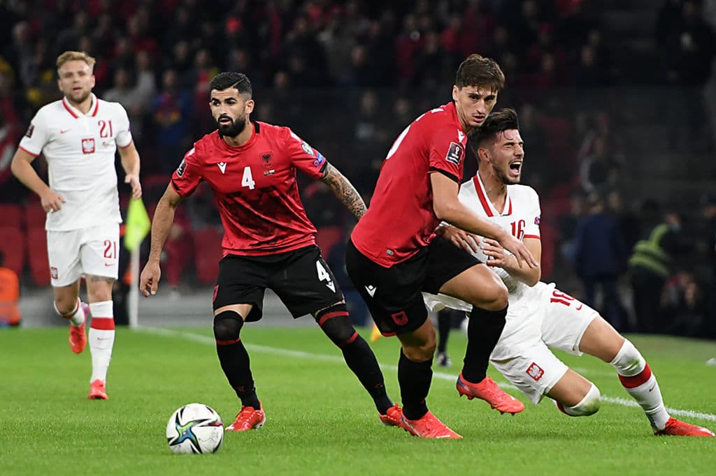Karol Swiderski se pona la capa de héroe y con su solitario gol, Polonia venca 0-1 en su visita a Albania.