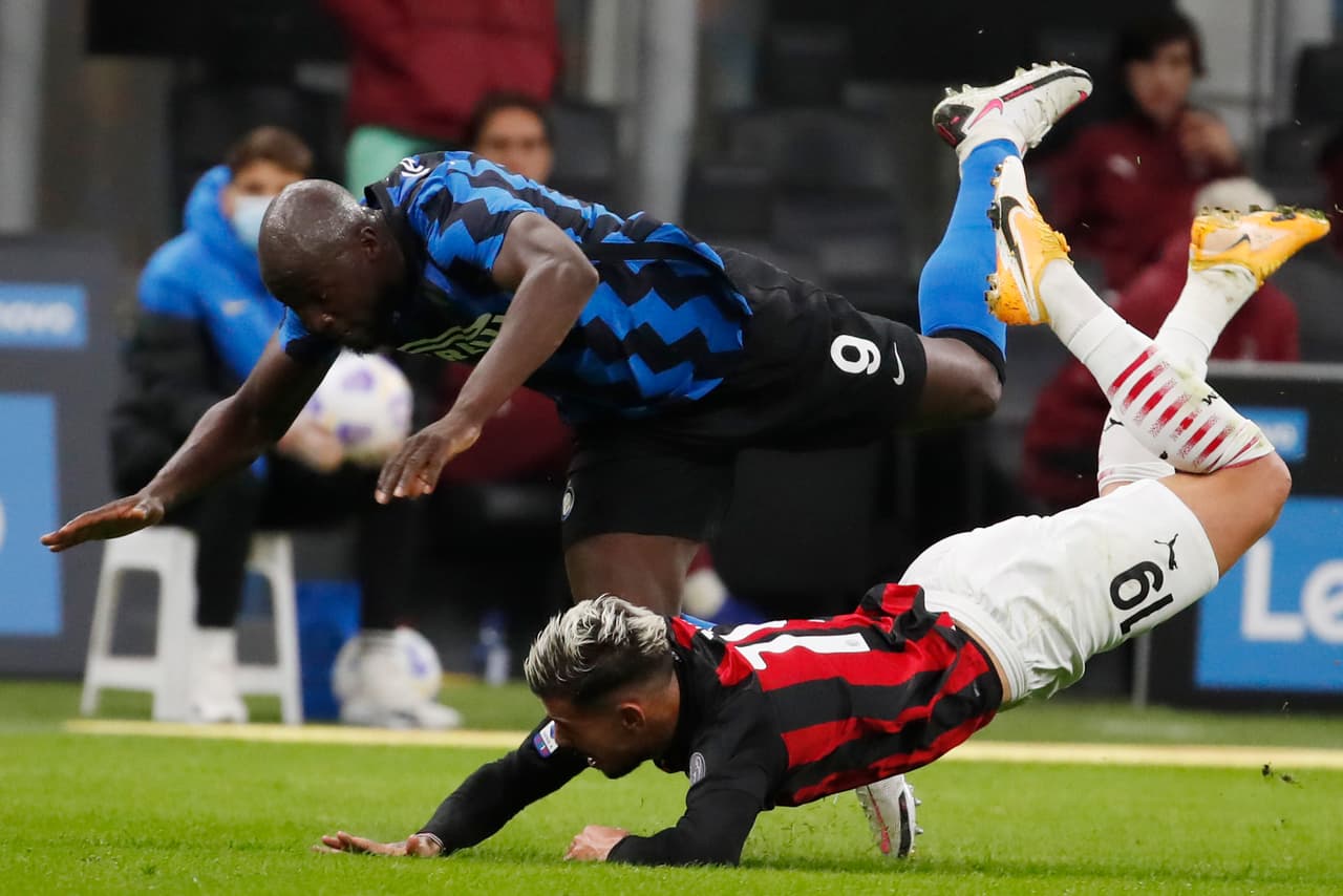 El primer gol de Zlatan (13’, 16’) fue cobrando un penal que atajaba Handanovic, pero el sueco la metió en un segundo toque; el segundo fue de una espectacular volea. Lukaku (29’) descontó por el Inter. Milan se medirá al Celtic en la Europa League y el Inter enfrentará al Mönchengladbach en la Champions.