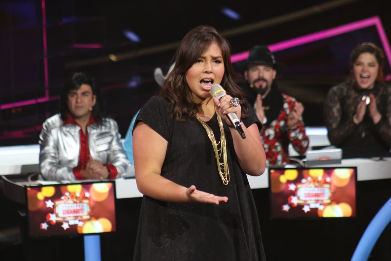Dania González, ex participante de Pequeños Gigantes, llegó para cantar con 'Canelito'.