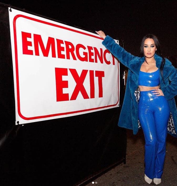 Aunque todavía no saben el sexo del bebé, ya están arreglando la recámara para recibirlo: "Ese cuarto era un cuarto mío de ropa y lo limpié, y ahora va a ser el cuarto del bebé. Tenemos su cuna, muchas cosas que necesitamos están aquí", sentenció en la entrevista.
<br>