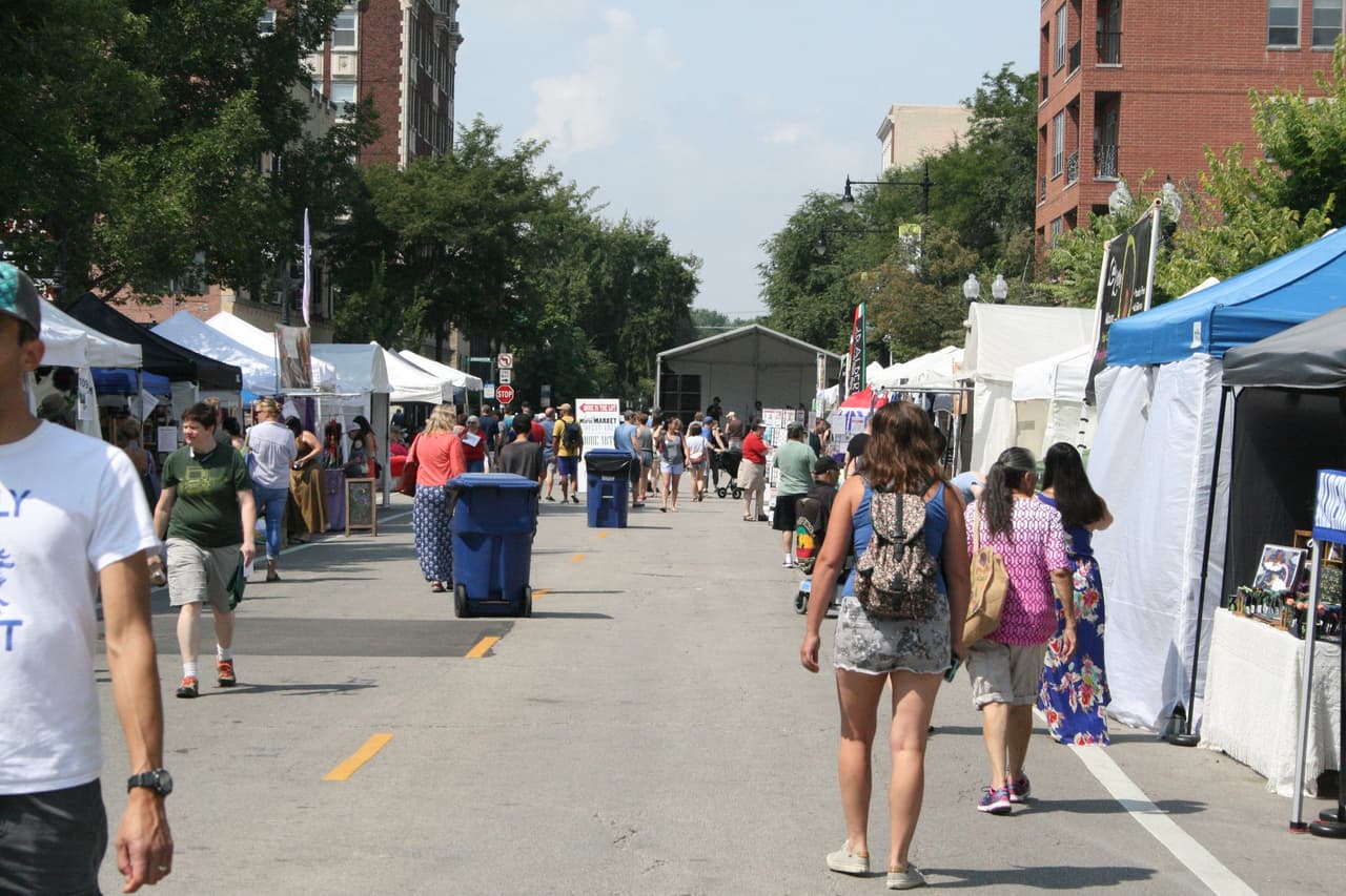 <b>Glenwood Avenue Arts Fest 2021</b>
<br>
<b>6900 N. Glenwood, Chicago</b>
<br>Viernes 20 de agosto, de 6 a 10 pm, Sábado, 21 de agosto, de 11 am a 10 pm y el domingo 22 de agosto, de 11 am a 7 pm. Para obtener información detallada, visite GlenwoodAve.org