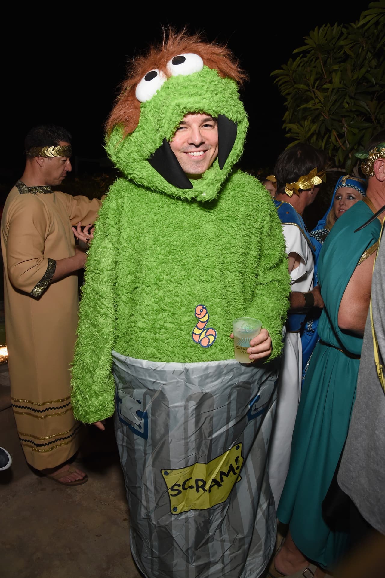 Seth Macfarlane fue de Oscar the Grouch - con todo y basurero.
