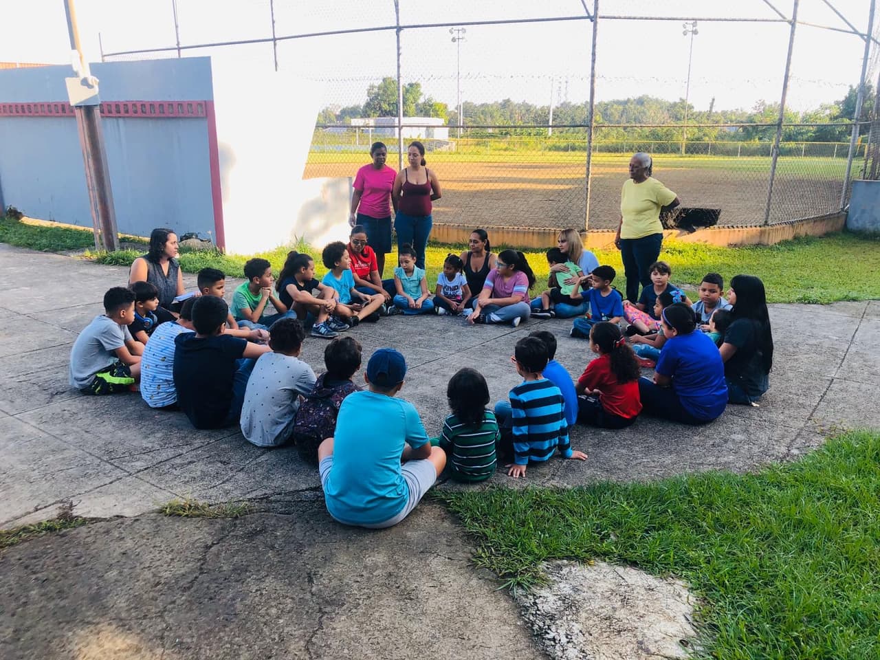 “En lugar de darle un libro a cada niño estimulamos la experiencia comunitaria. Todos los libros son para que todos los lean y los regresen, para compartirlos entre ellos y con sus familiares. Se crean rincones de lectura que son espacios de sanación emocional.