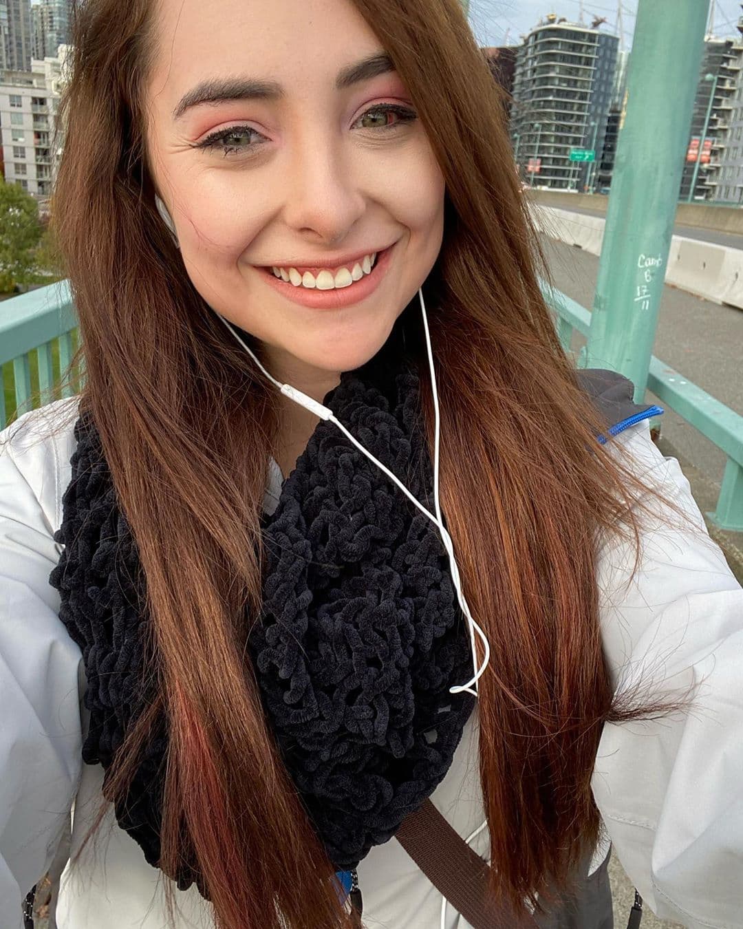 “Nunca yo he presentado las facturas de todo lo que me gasté en ambulancias, en todo lo que fue el proceso. Me tuvieron que hacer una reconstrucción maxilofacial, no podía respirar de la nariz, y realmente ahora que tuve el choque, lo quiero dejar como muy claro, mi ojo por ejemplo, estaba súper inflamado pero nunca hubo una cortada, ¿por qué tengo una cortada alguien que nada más dice que me dio un puñetazo?”.